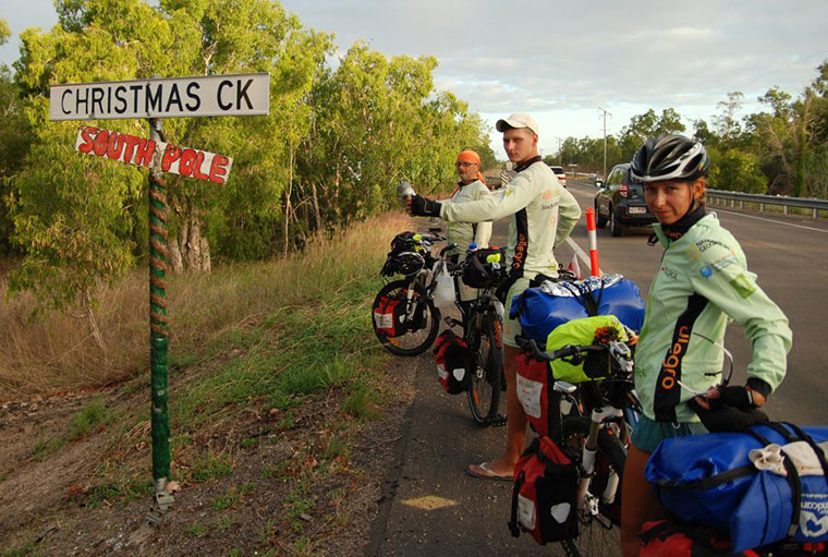 Joachim Czerniak i towarzyszące mu osoby pokonali w Australii 10 tysięcy kilometrów na rowerach.
