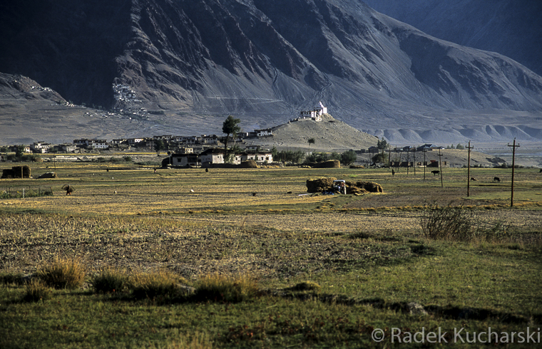 Zaskar (Zanskar) - południowo-zachodnia część Ladakhu: świątynia Pibiting, a w dali, po lewej, przyklejony do zbocza Klasztor w Karszy. 