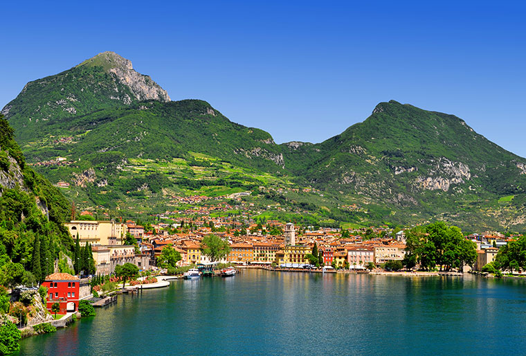 Miasto Riva del Garda, w północnej części największego jeziora Włoch - Lago di Garda, Trydent, Włochy