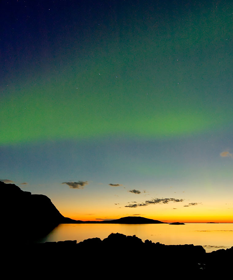 Aurora Borealis - zorza polarna, tuż po zachodzie słońca, Lofoty, Norwegia