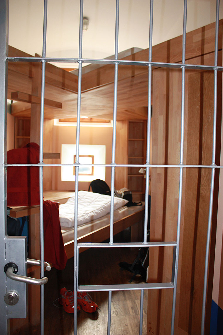 Pokój hostelu Celica w formie celi więziennej