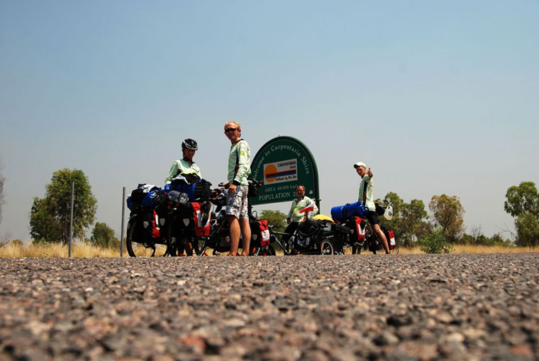 Joachim Czerniak i towarzyszące mu osoby pokonali w Australii już ponad 3,6 tysiąca kilometrów na rowerach.