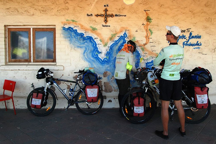 Joachim Czerniak i towarzyszące mu osoby pokonali w Australii 10 tysięcy kilometrów na rowerach