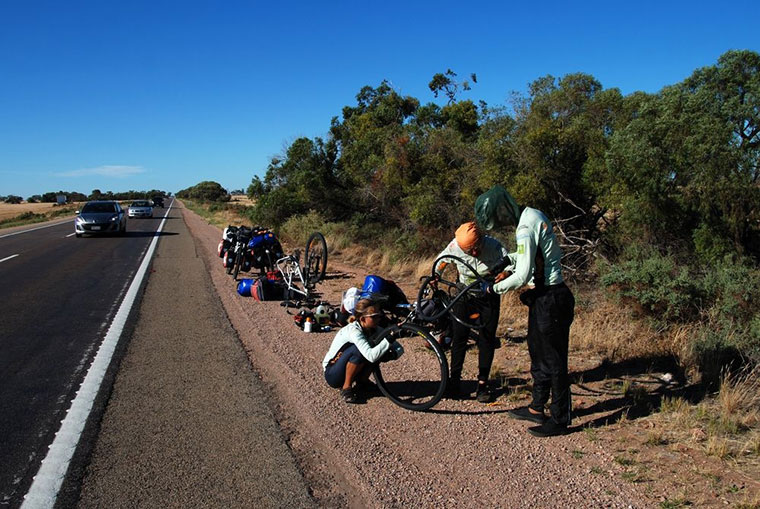 Joachim Czerniak i towarzyszące mu osoby pokonali w Australii 10 tysięcy kilometrów na rowerach