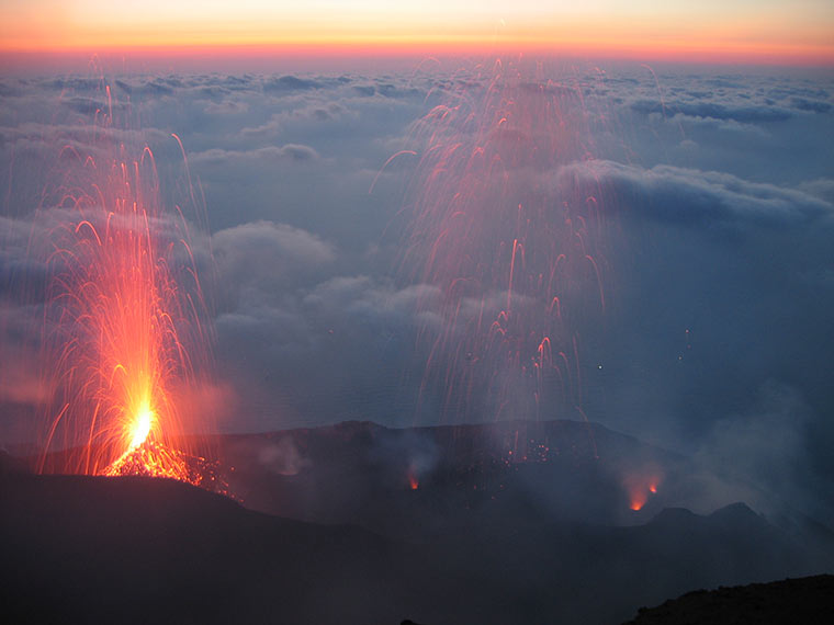 Oglądanie erupcji wulkanu Stromboli od strony 