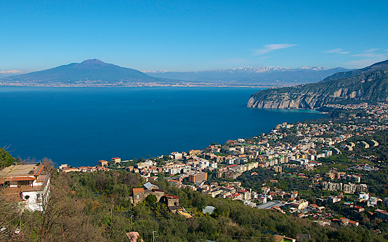 Widok Sorrento z Wezuwiuszem w tle, Włochy